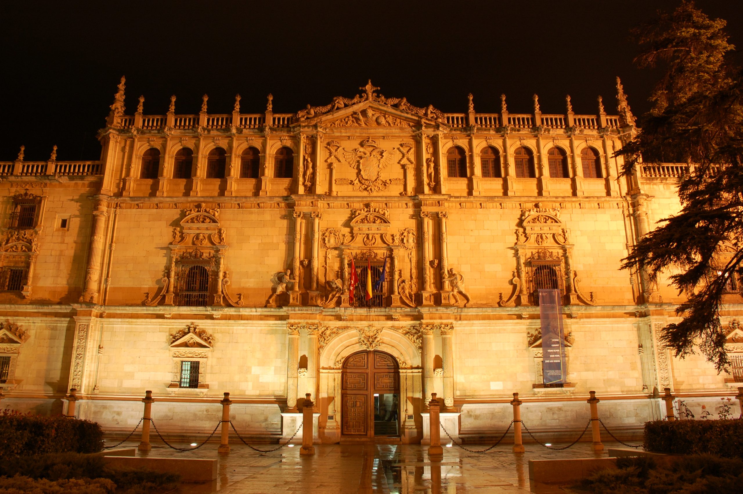 Foto nocturna de la fachada Universida de Alcalá