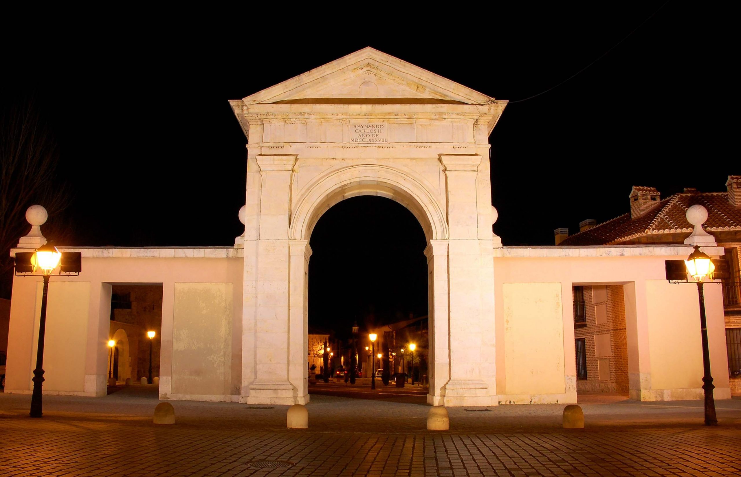 Imagen nocturna de la Puerta de Madrid de Alcalá de Henares